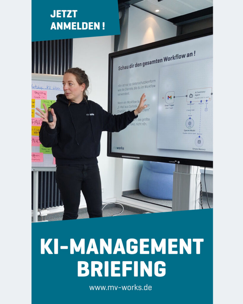 Eine Präsentation über KI-Management mit einer Person, die an einem Bildschirm steht und auf den Workflow zeigt.